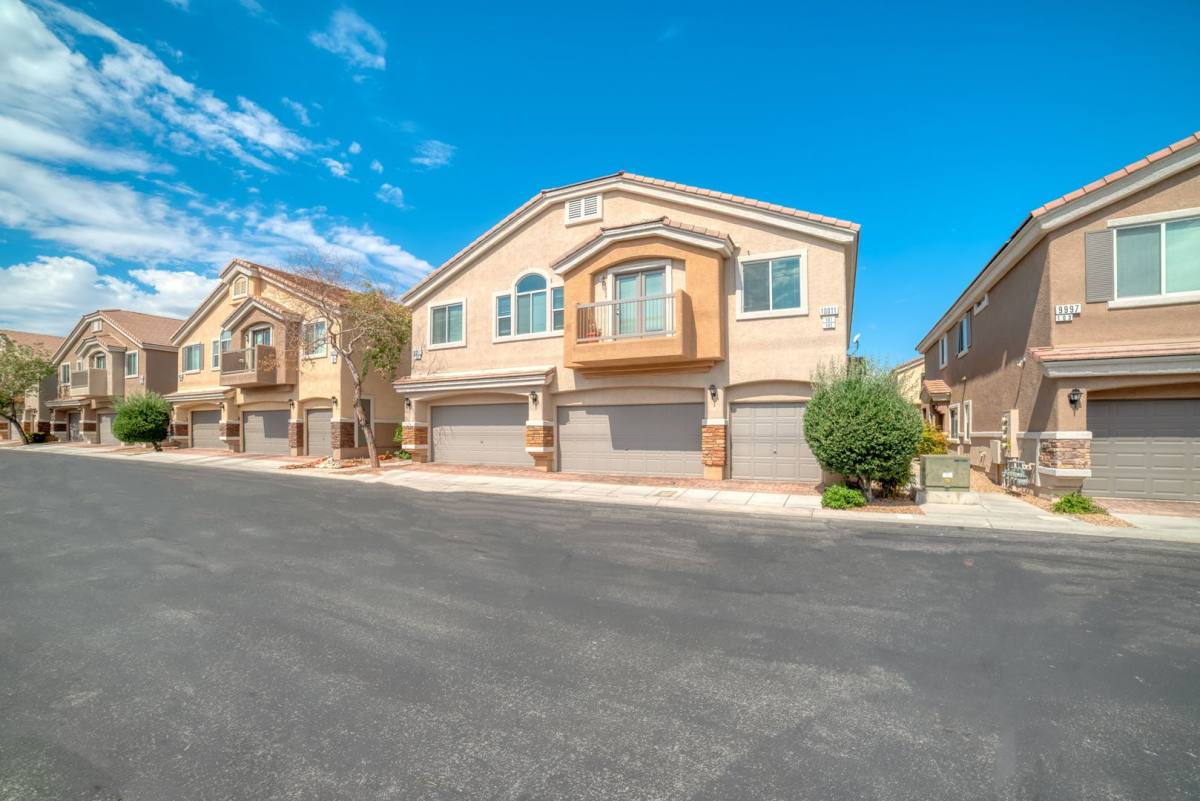 Townhouse for rent at 10011 Diamond Summit Court, Las Vegas, NV 89183