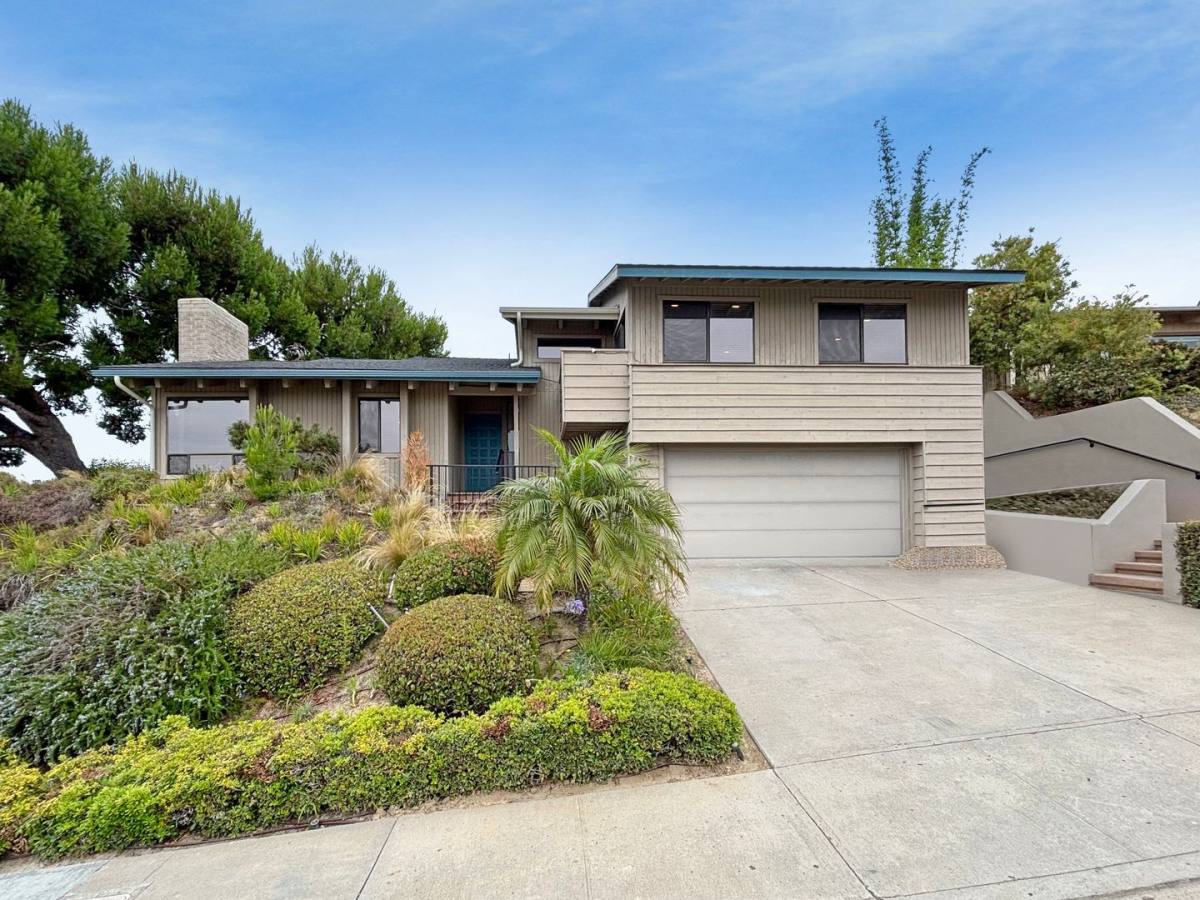House for rent at 5578 Candlelight Dr, La Jolla, CA 92037