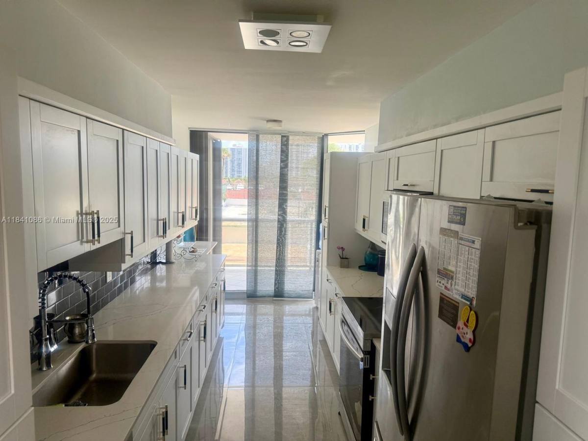 House for rent at 3640 Yacht Club Dr, Miami, FL 33180