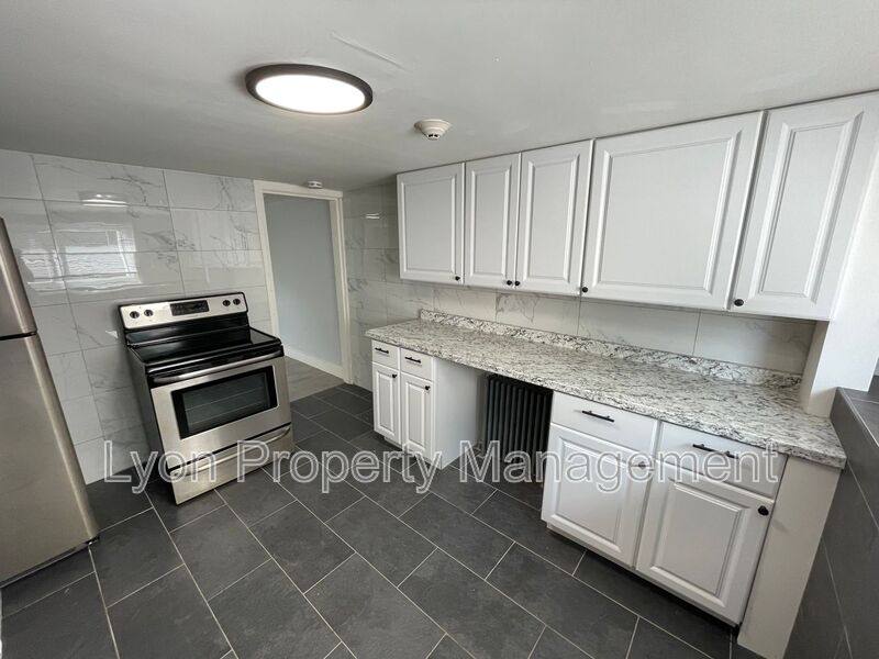 Apartment for rent at 333 Main Rd #8, Tiverton, RI 02878