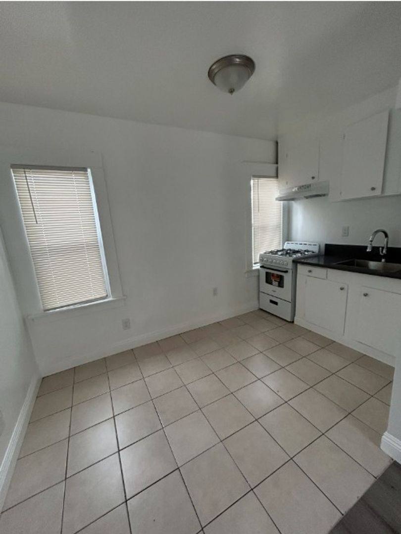 Apartment for rent at 1430 Cherry Ave, Long Beach, CA 90813