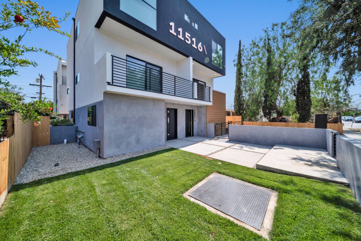 Apartment for rent at 11516 Victory Blvd, North Hollywood, CA 91606