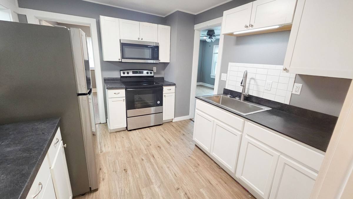 2438 Des Moines St, Des Moines, IA 50317