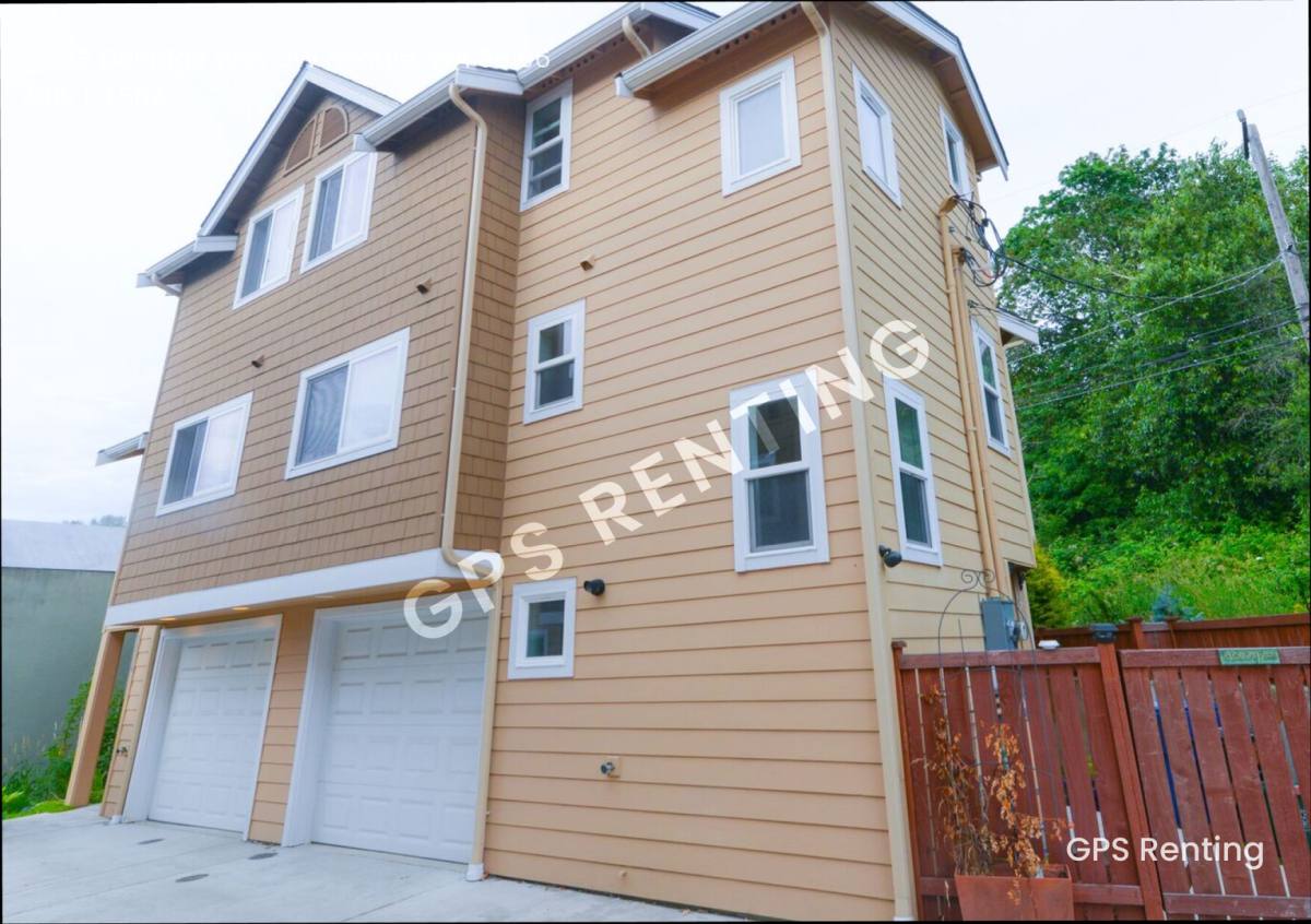 Townhouse for rent at 5078 Delridge Way SW, Seattle, WA 98106
