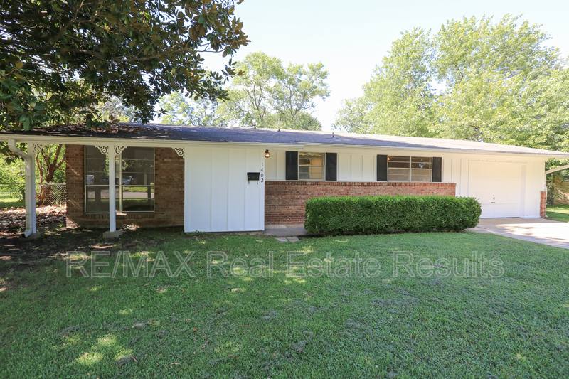 House for rent at 1402 Lawrence Ave, Springdale, AR 72764