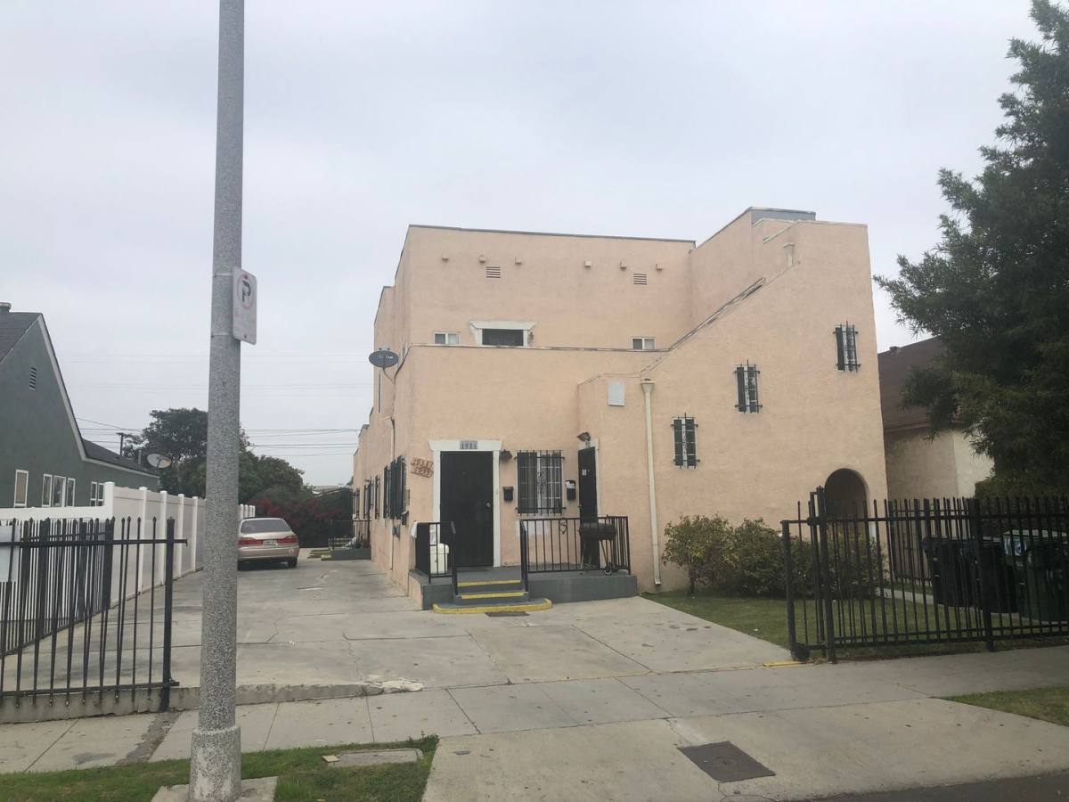 Apartment for rent at 1931-1935 W 39th Place, Los Angeles, CA 90062