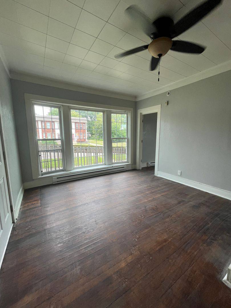 Apartment for rent at 727 W Park, Waterloo, IA 50701