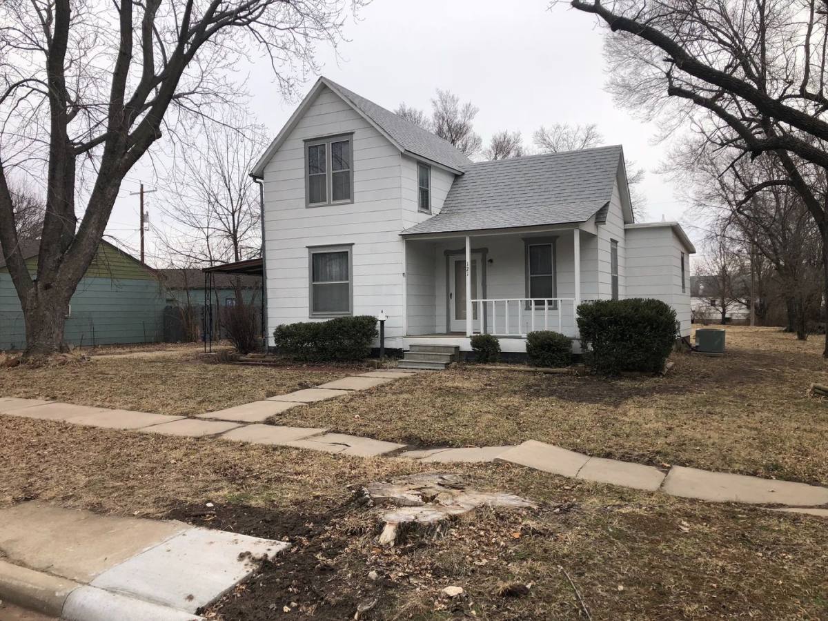 House for rent at 121 SW 5th St, Newton, KS 67114