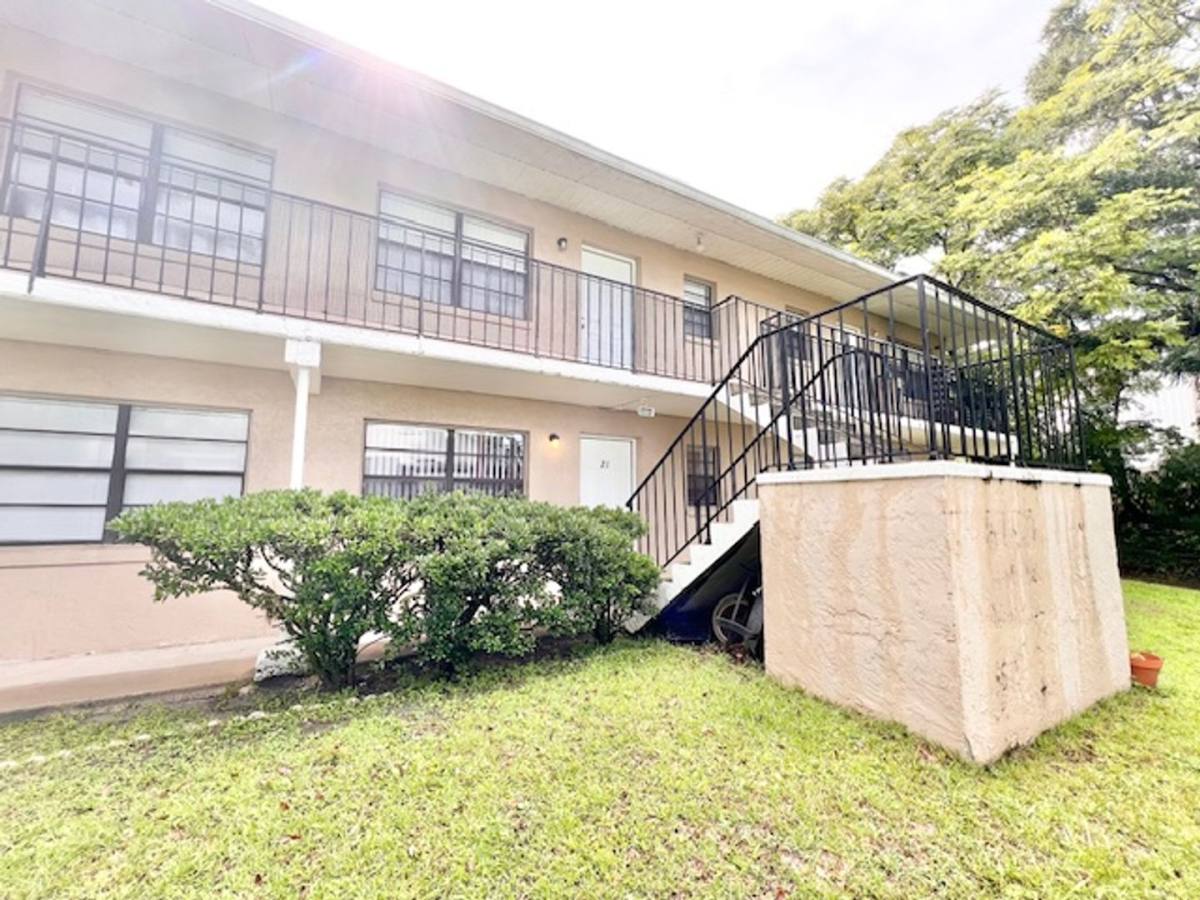 Apartment for rent at 501 W Ohio Ave, Deland, FL 32720
