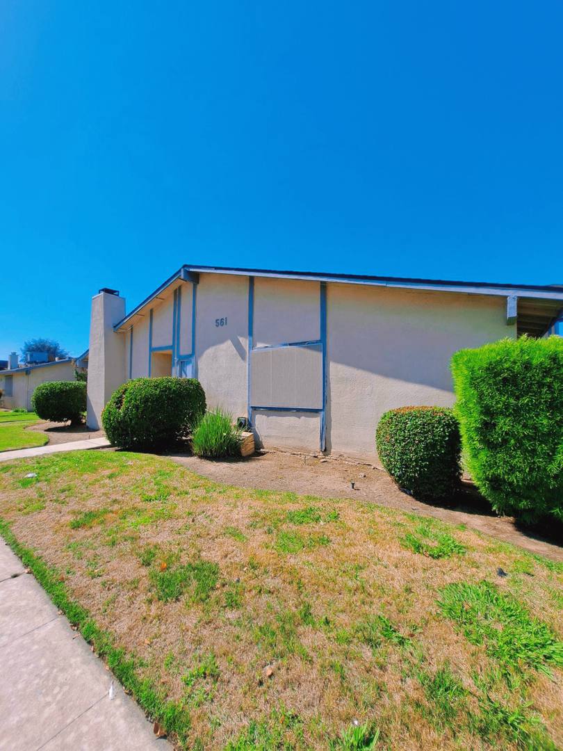 Apartment for rent at 561 W Ashlan Ave, Clovis, CA 93612