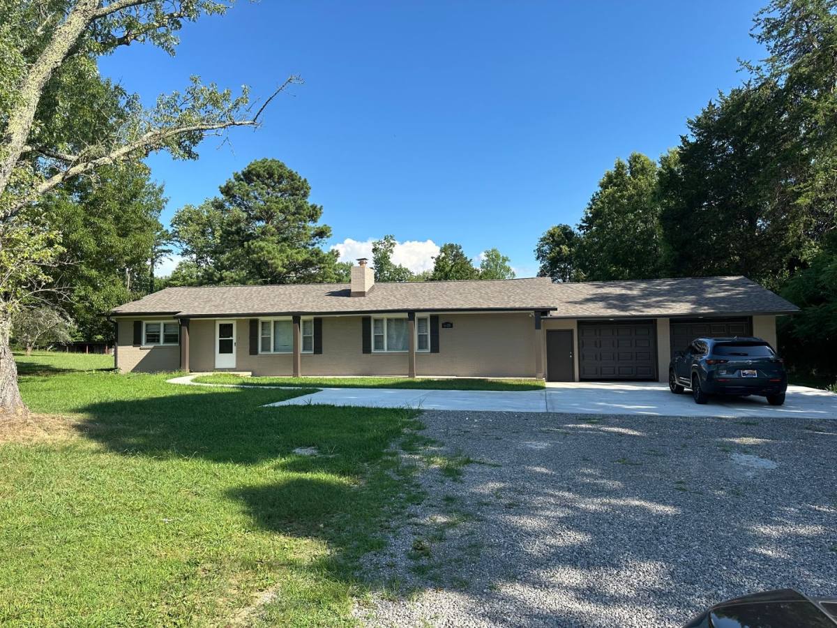 House for rent at 6620 Lakeview Rd, Lenoir City, TN 37772