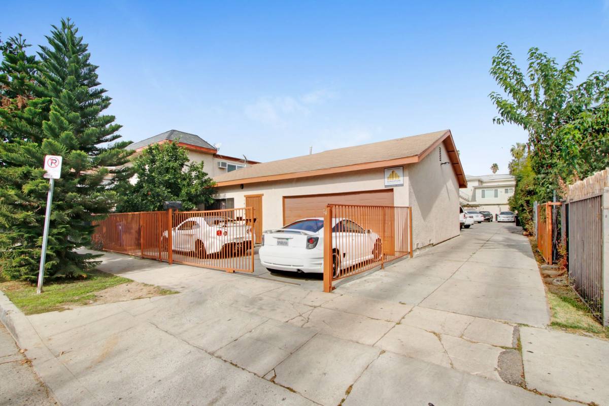 Apartment for rent at 14105 Calvert St, Van Nuys, CA 91401