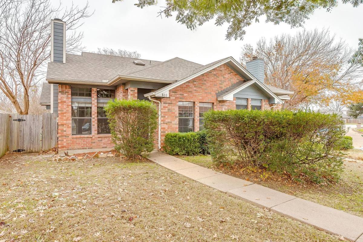 House for rent at 800 Hillbrooke Dr, Arlington, TX 76001