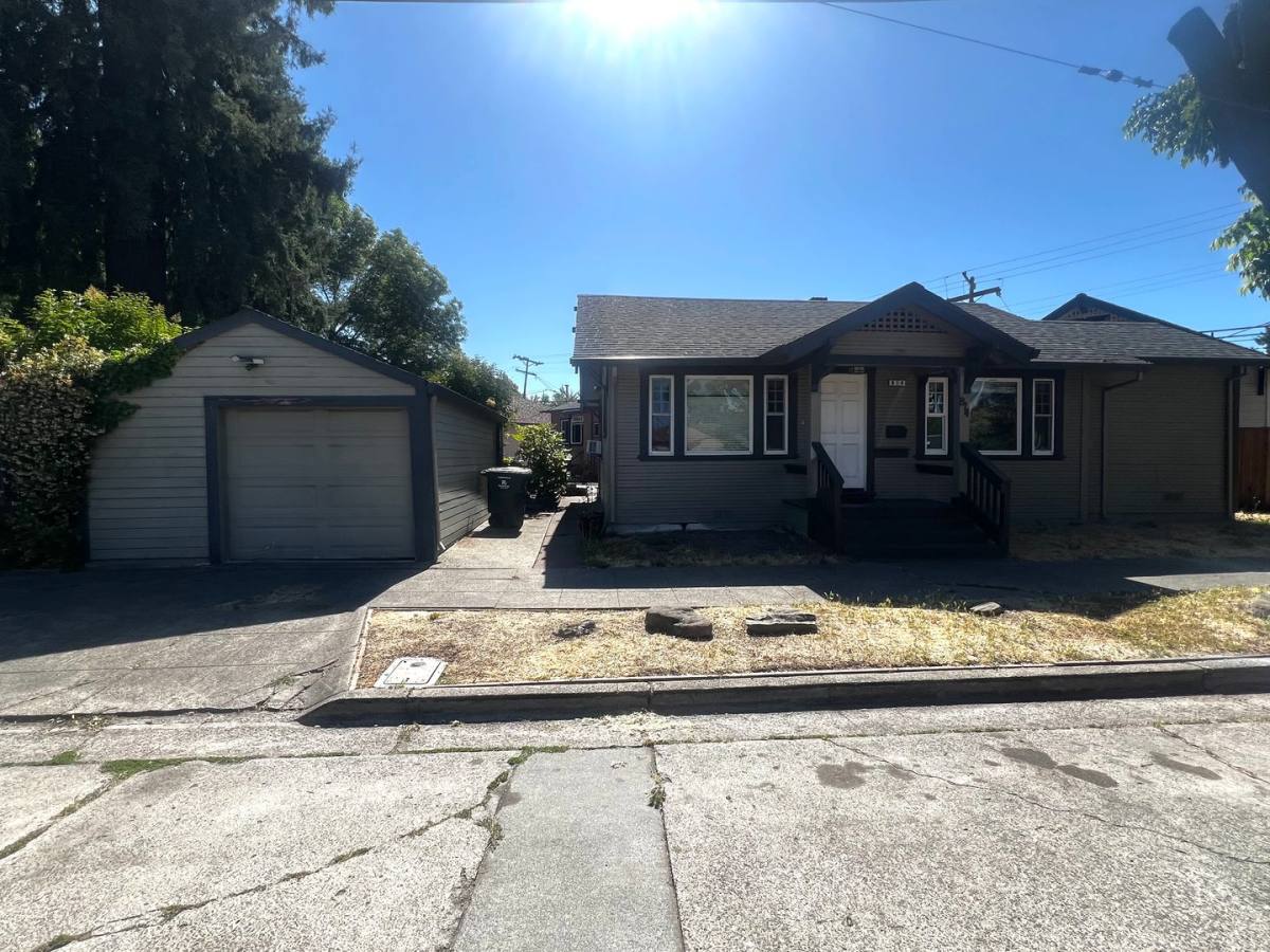 House for rent at 814 St Helena Ave, Santa Rosa, CA 95404