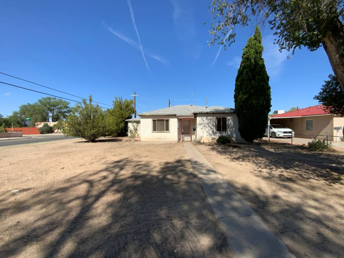 House for rent at 1801 Palomas Dr NE, Albuquerque, NM 87110