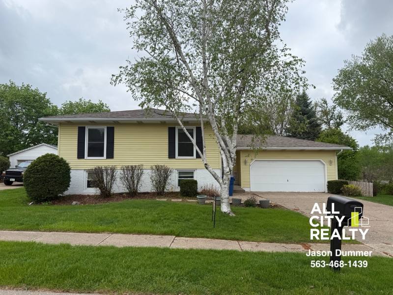 House for rent at 3840 Wakonda Dr, Bettendorf, IA 52722