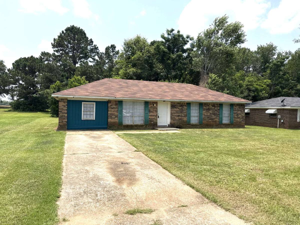 House for rent at 445 Canterbury Farms Rd, Midland City, AL 36350