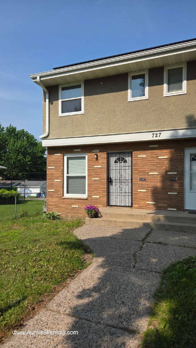 Townhouse for rent at 727 Thomas Ave N #1, Minneapolis, MN 55411