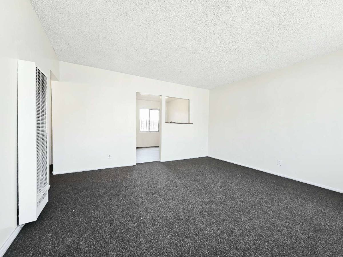 Apartment for rent at 231 E 89th St, Los Angeles, CA 90003