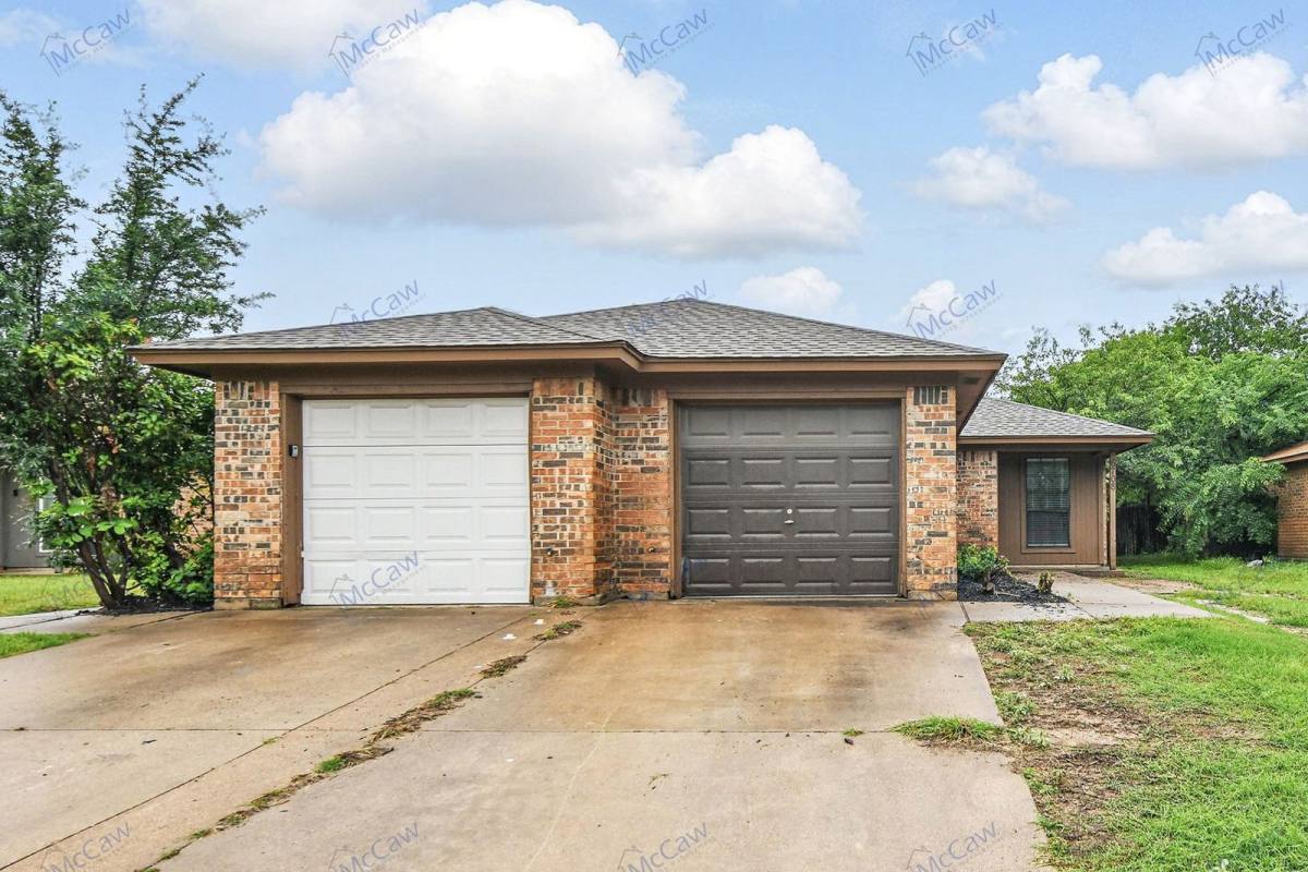 Townhouse for rent at 6708 S Creek Dr, Fort Worth, TX 76133