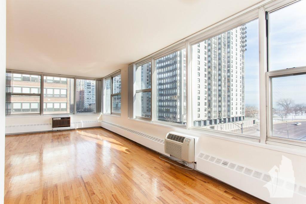 Apartment for rent at 5650 N Sheridan Rd, Chicago, IL 60660