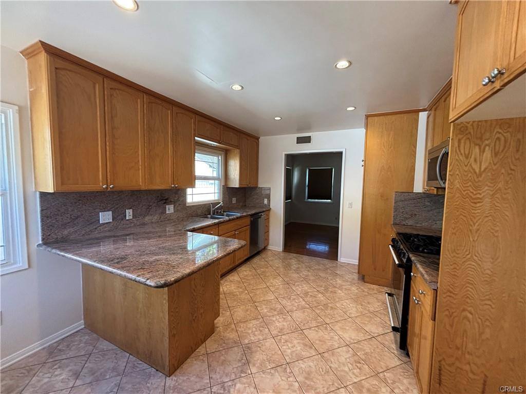 Apartment for rent at 21327 De La Osa St, Woodland Hills, CA 91364