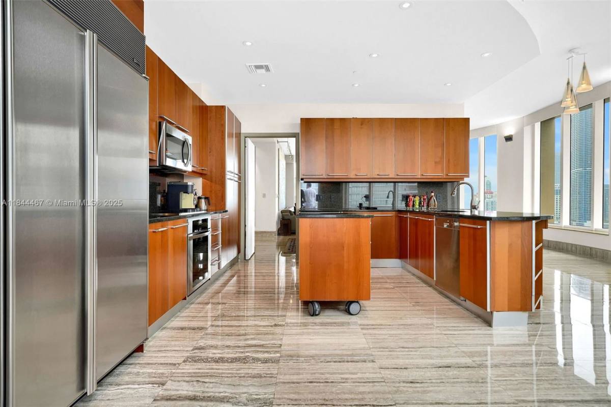 Apartment for rent at 901 Brickell Key Blvd, Miami, FL 33131