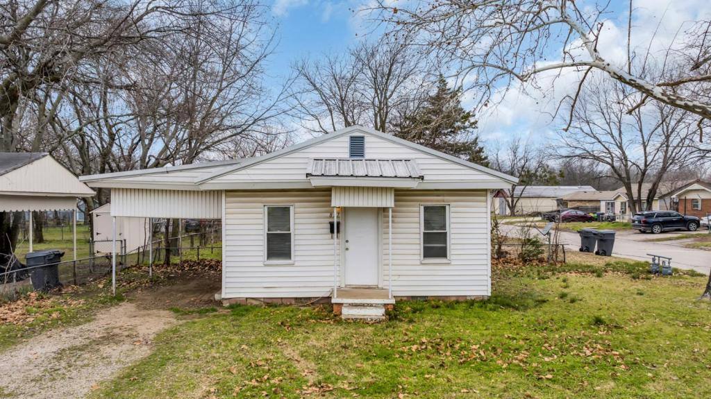 House for rent at 817 M St NW, Ardmore, OK 73401