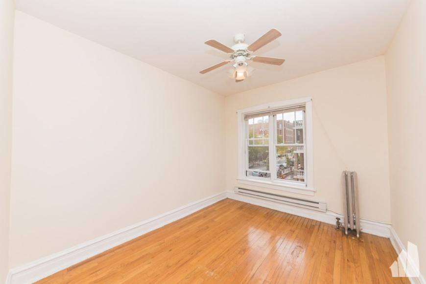 Apartment for rent at 947 W Cornelia Ave #2D, Chicago, IL 60657