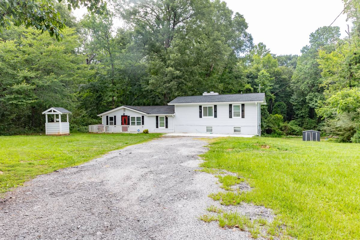 House for rent at 1594 Pates Creek Rd, Stockbridge, GA 30281