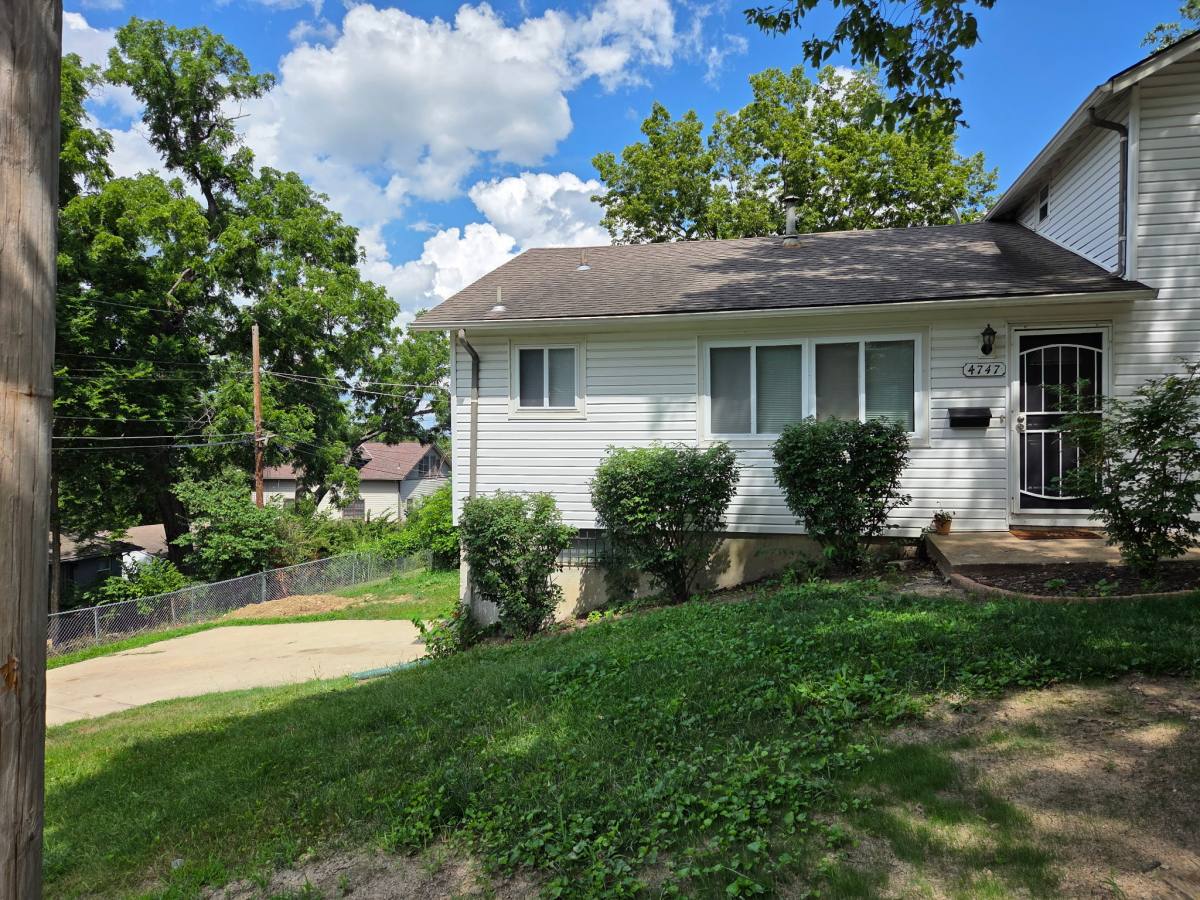 Townhouse for rent at 4747 Euclid Ave, Kansas City, MO 64130