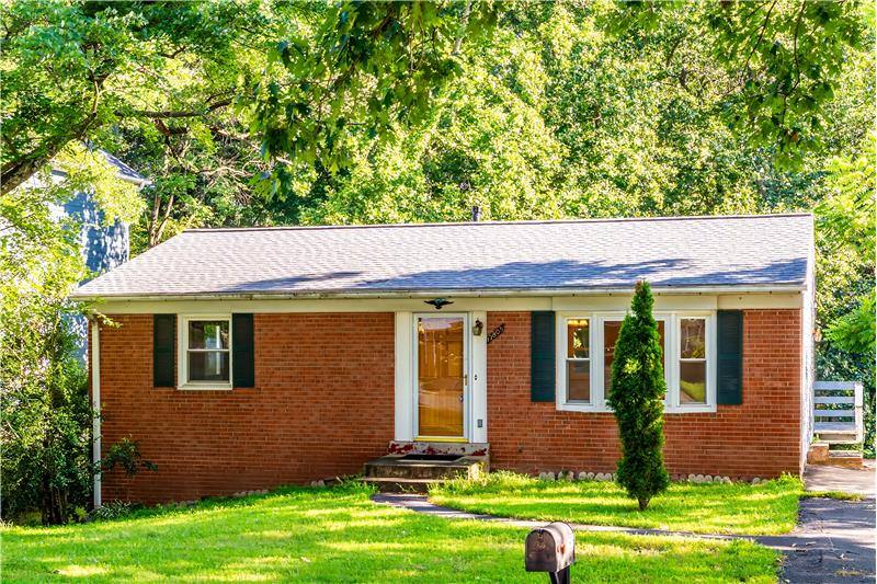 House for rent at 13805 Fulmer Dr, Chantilly, VA 20151