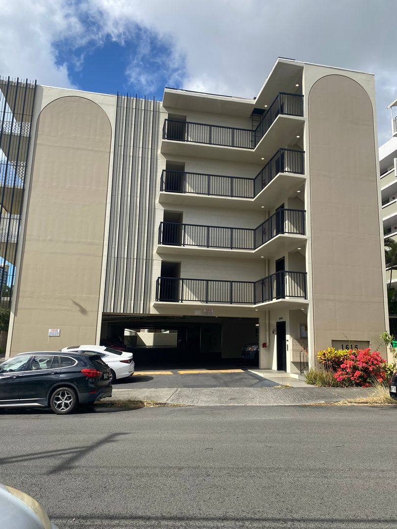 Apartment for rent at 1616 Kewalo St, Honolulu, HI 96822