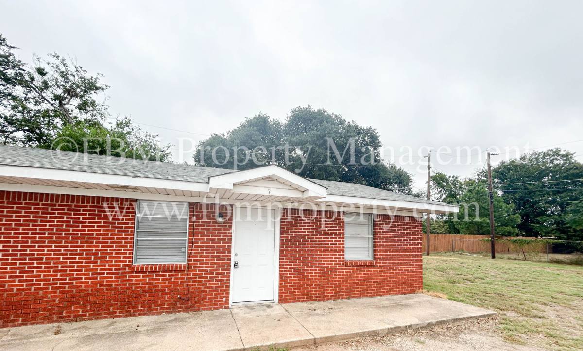 Apartment for rent at 330 W College St, Fairfield, TX 75840