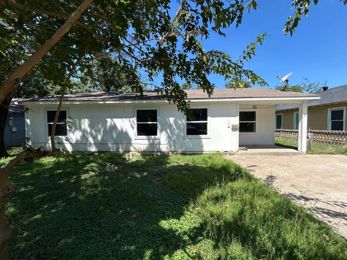House for rent at 525 Thompson St, Irving, TX 75061