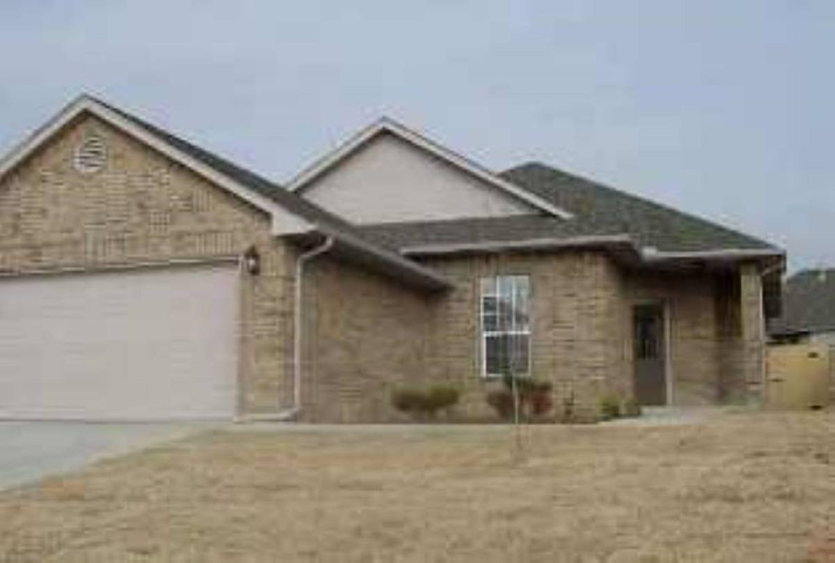 House for rent at 17 NW 156th St, Edmond, OK 73013