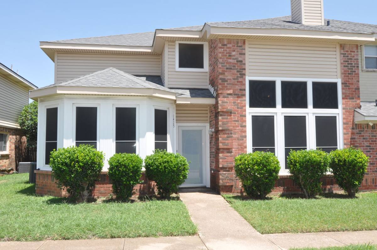 House for rent at 1425 Danielle Dr, Bedford, TX 76021