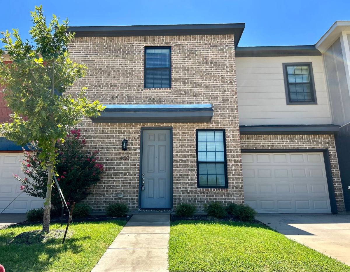 Townhouse for rent at 400 Hemphill St, Burleson, TX 76028