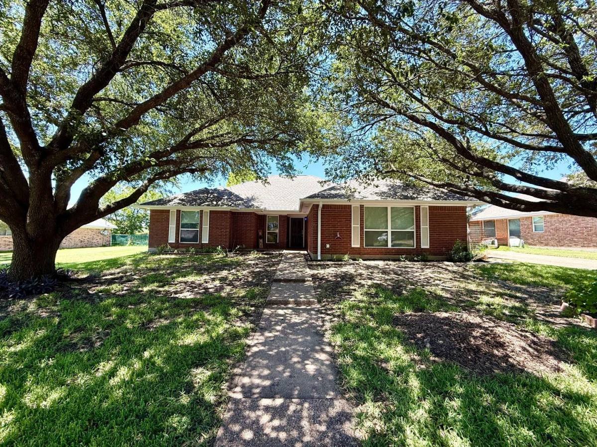 House for rent at 232 Crescent Dr, Hewitt, TX 76643