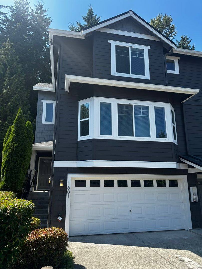 Townhouse for rent at 5583 Lakemont Blvd SE, Bellevue, WA 98006