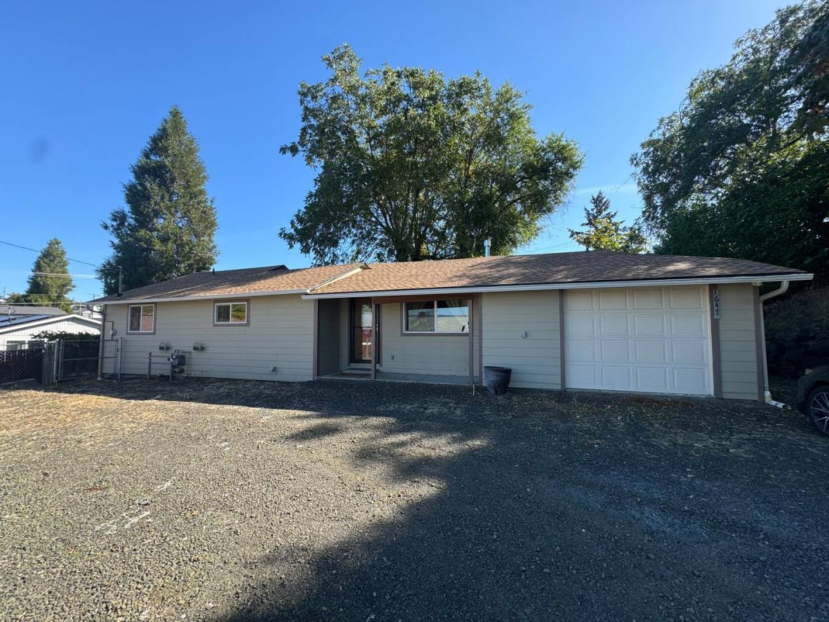 House for rent at 1647 NW Mulholland Dr, Roseburg, OR 97470