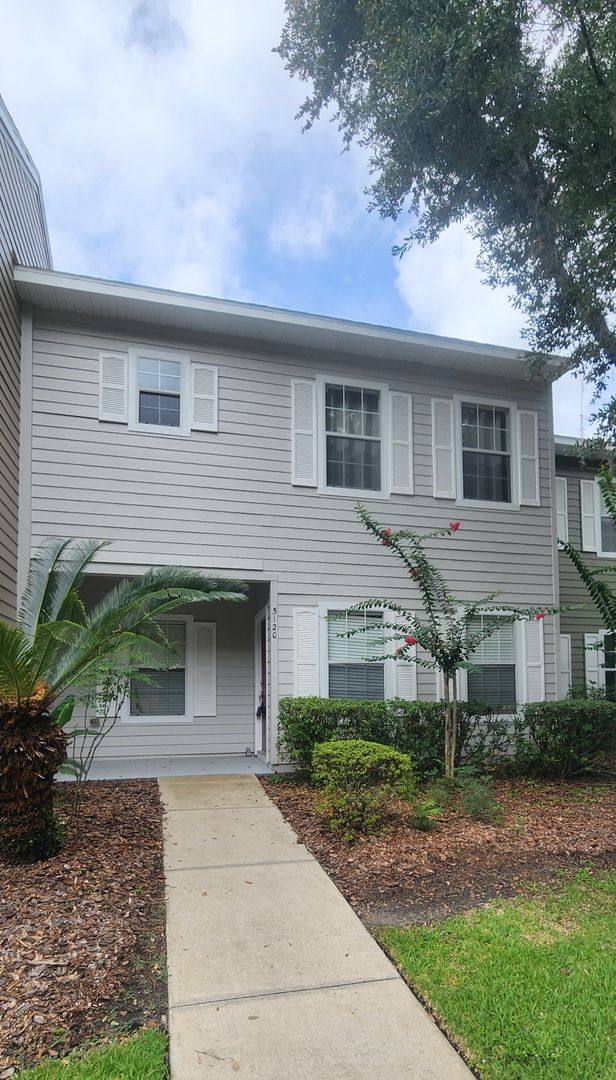 Townhouse for rent at 5120 NW 21st Dr, Gainesville, FL 32605