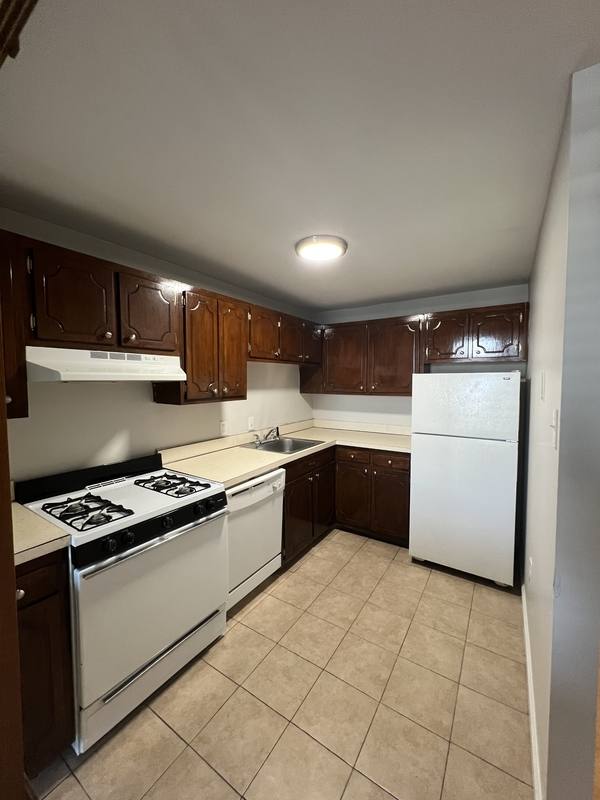 Apartment for rent at 967 Asylum Ave, Hartford, CT 06105