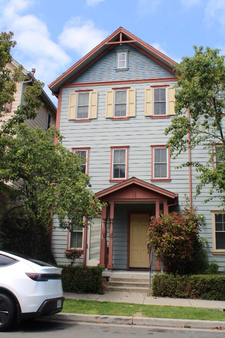 Townhouse for rent at 2027 Tsushima St, Hercules, CA 94547