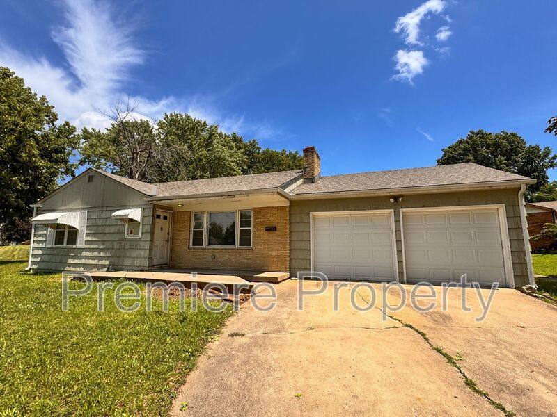 House for rent at 4433 Sterling Ave, Kansas City, MO 64133
