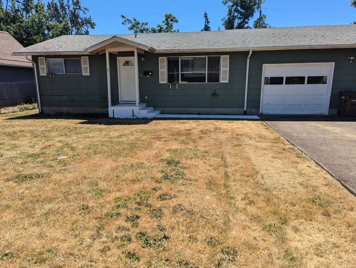 Apartment for rent at 1125-1129 Van Buren, Cottage Grove, OR 97424