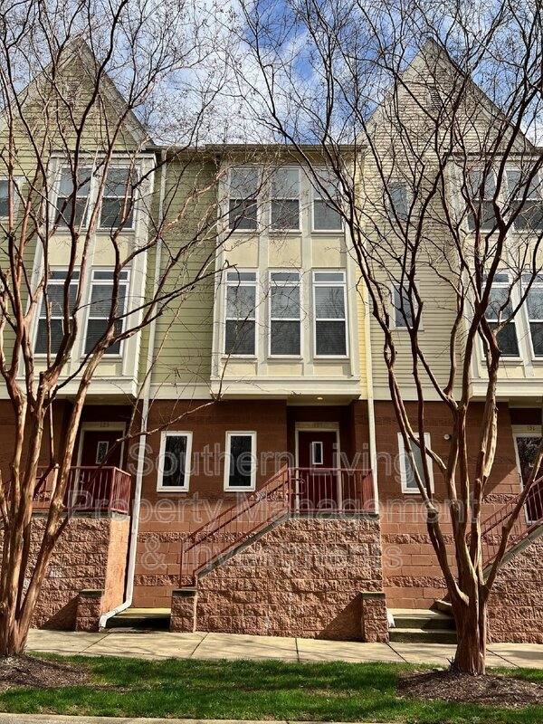 Townhouse for rent at 127 S Sycamore St, Charlotte, NC 28202