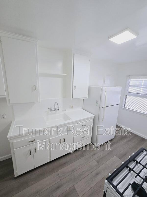 Apartment for rent at 1065 E Randolph St, Glendale, CA 91207