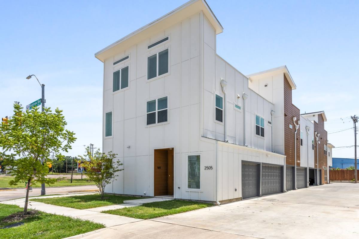 Apartment for rent at 2505 Benbrook Blvd, Fort Worth, TX 76109