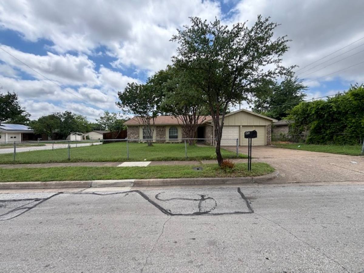 House for rent at 6052 Highcrest Dr, Fort Worth, TX 76148